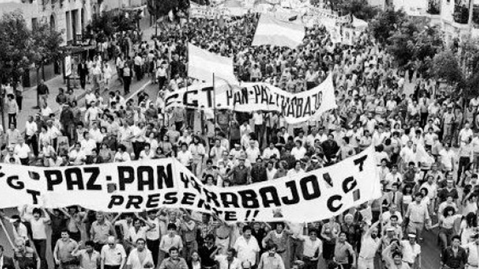 La marcha del martes 30 de marzo de 1982 en Plaza de Mayo fue multitudinaria y decisiva. Foto: CFT.