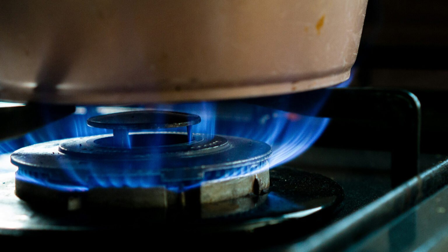 nuevos cuadros tarifarios del servicio de gas natural por red en todo el país que implican aumentos promedio del 320%,
