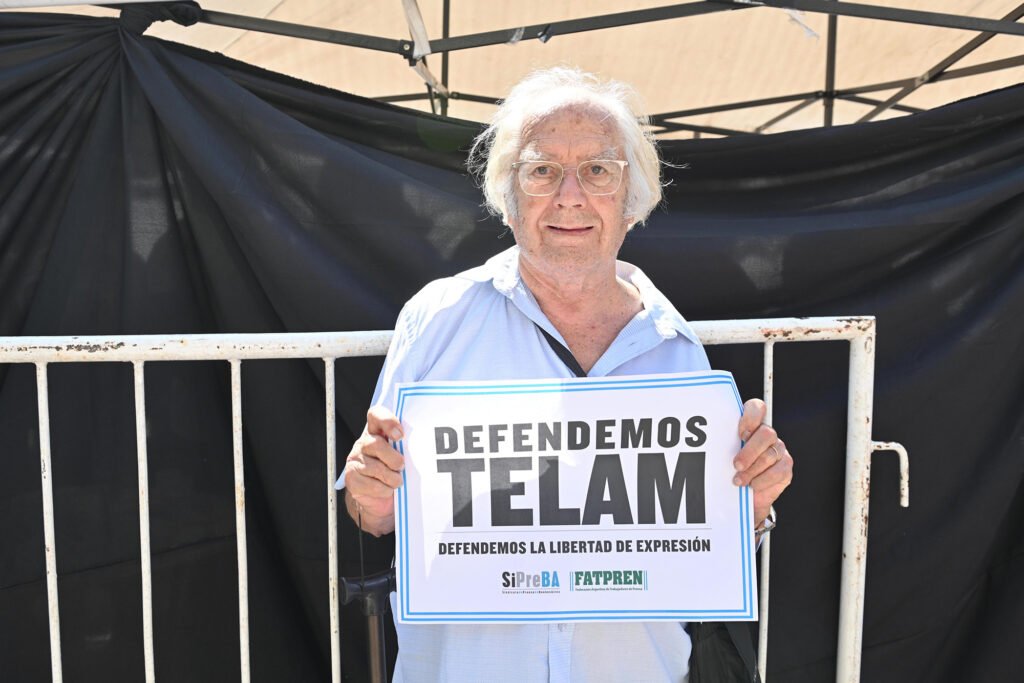 Abajo y arrriba del escenario, Adolfo P´rez Esquivel manifestó su apoyo para Télam. /Foto: Somos Télam. 