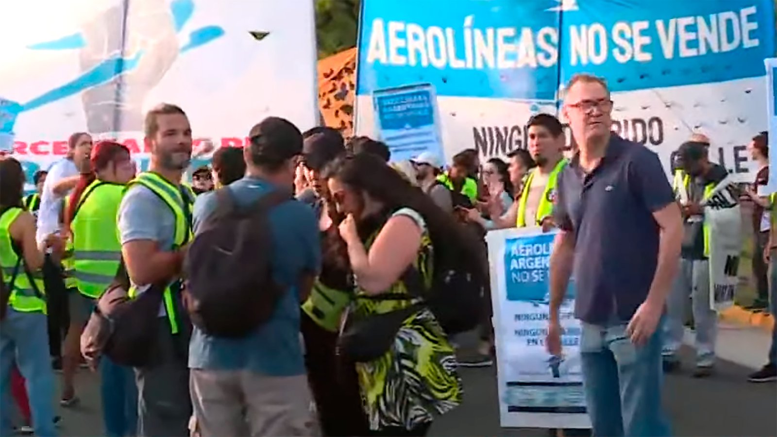 El corte de los empleados tercerizados de Aerolíneas despedidos.