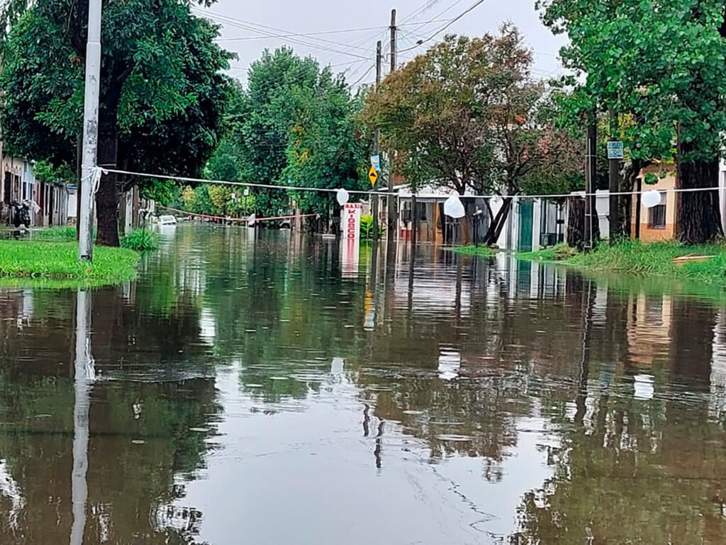 El temporal causó una muerte y dejó cientos de  viviendas inundadas. 