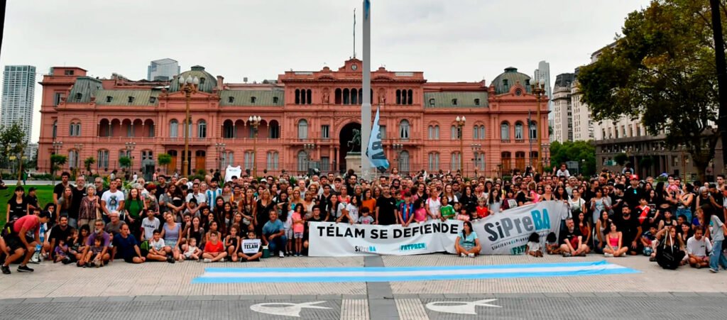 La defensa de Télam llegó a la Plaza. /Foto: Somos Télam. 