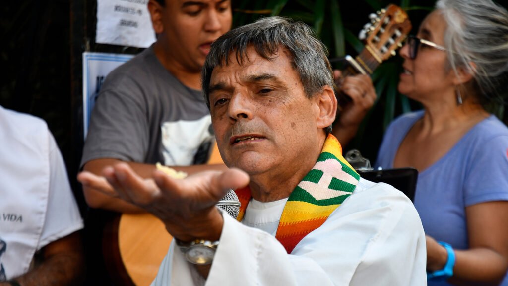 El padre Ignacio Blanco celebró la ceremonia. /Foto: Somos Télam. 