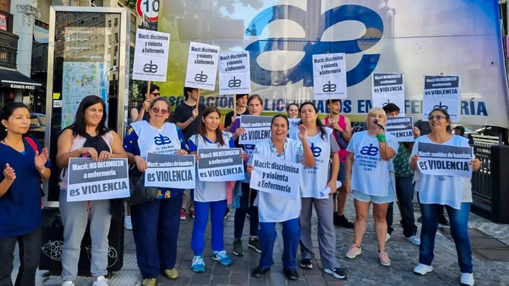 Enfermeros marchan al Obelisco por equiparación salarial y reconocimiento