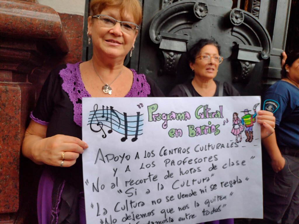 Con abrazos y juntada de firmas buscan frenar los recortes en el Programa Cultural en Barrios del Gobierno porteño