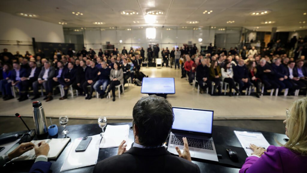 “La provincia no se borra, no deserta, ni abandona a los intendentes” les dijo el gobernador bonaerense a los mandatarios comunales