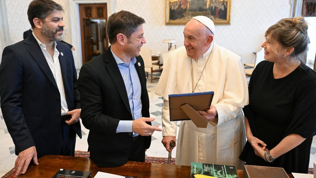 El gobernador Kicillof fue recibido por el Papa Francisco en el Vaticano