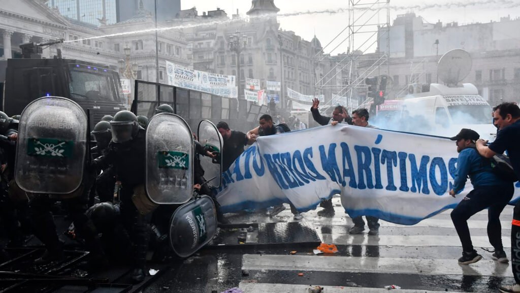 Schmid rechazó que el Gobierno “pretenda meter la mano en los bolsillos trabajadores” y  la enajenación del patrimonio público